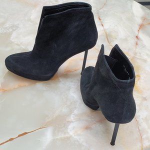 STUART WEITZMAN BLACK SUEDE ANKLE BOOT